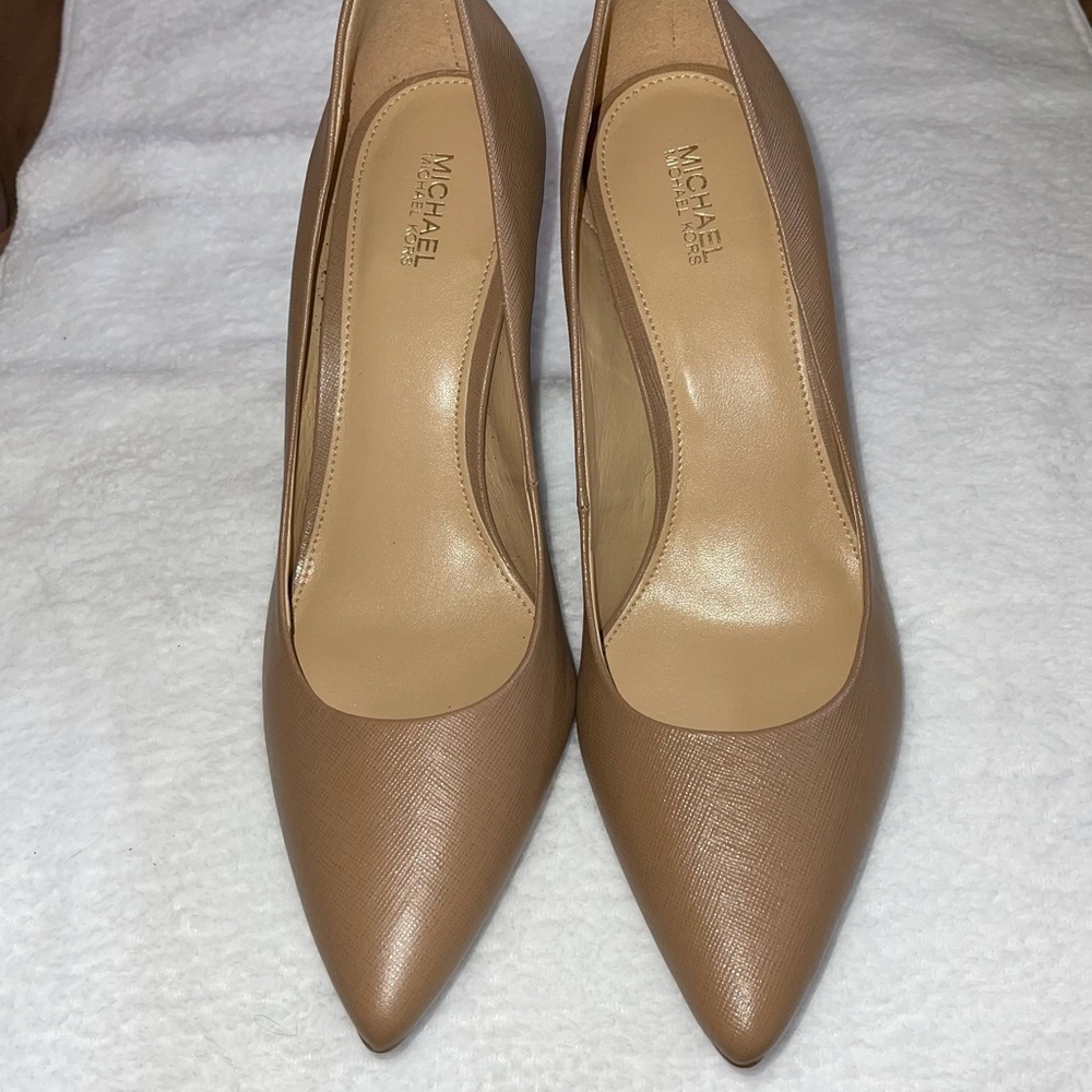 Michael Kors nude size 8 pumps